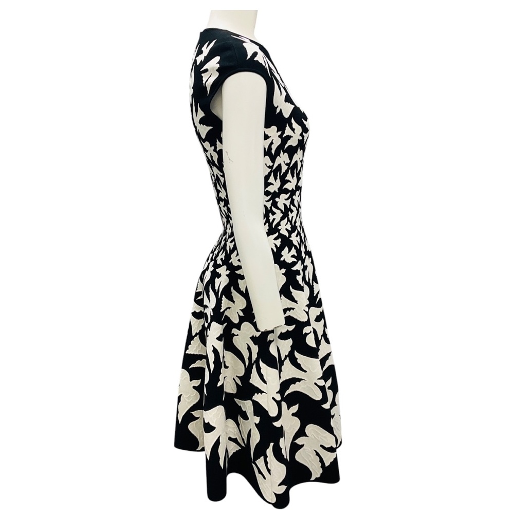 ALEXANDER MCQUEEN BLACK / WHITE BIRD PRINT CAP SLEEVED FLARED KNIT DRESS - Picture 2 of 5